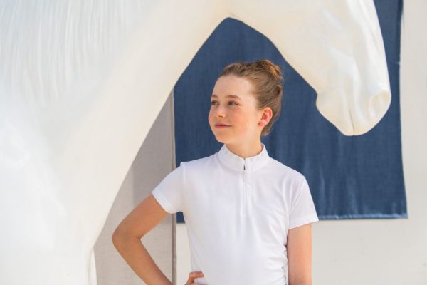 Pikeur Icon chemise de concours enfant allie confort, élégance et performance avec un design raffiné, strass au col et fermeture éclair en métal.