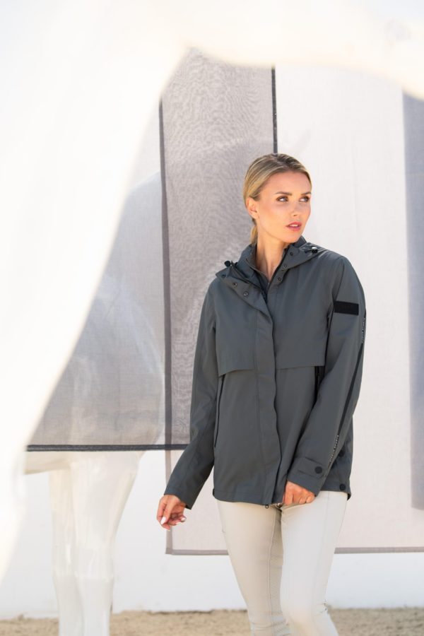 La "Pikeur Sport veste imperméable" incarne l'essence même de la fonctionnalité et du style pour les cavaliers modernes. Conçue pour affronter les intempéries tout en conservant une allure élégante, cette parka courte offre une protection supérieure contre la pluie et le vent, sans compromis sur le confort et le design.