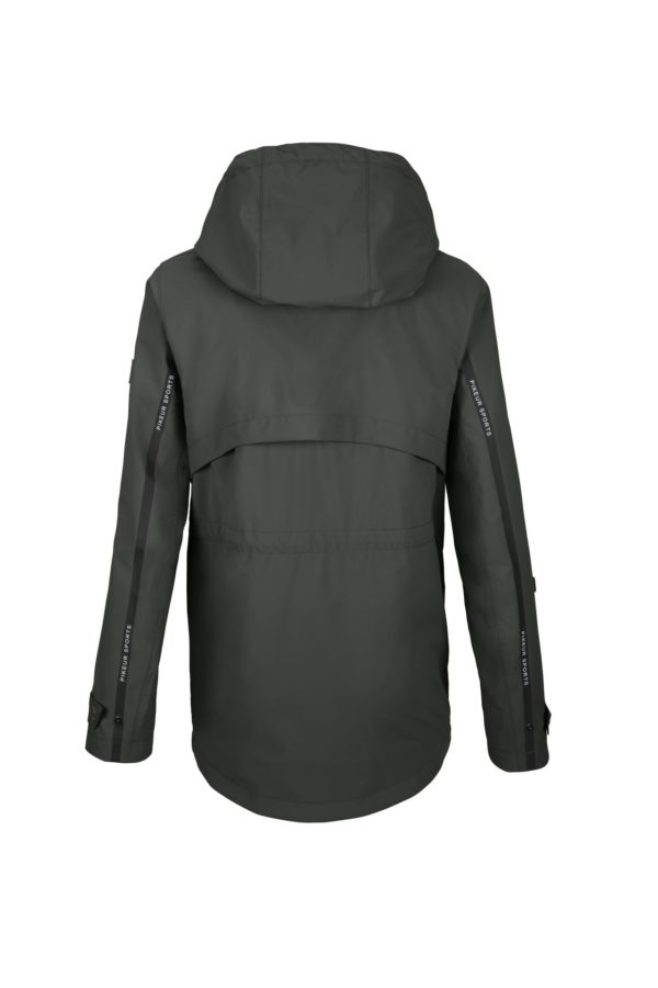 La "Pikeur Sport veste imperméable" incarne l'essence même de la fonctionnalité et du style pour les cavaliers modernes. Conçue pour affronter les intempéries tout en conservant une allure élégante, cette parka courte offre une protection supérieure contre la pluie et le vent, sans compromis sur le confort et le design.