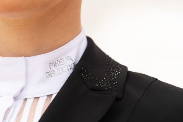 Pikeur Blouse chemise de concours allie élégance et performance avec son tissu fonctionnel, ses détails en mesh rayé et ses strass raffinés.