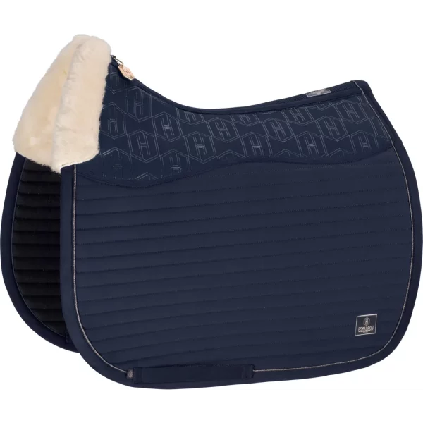 Le tapis de selle Eskadron Héritage Evo-Wool allie durabilité, confort, et élégance, avec une doublure en laine, antidérapant et une circulation d'air optimale.