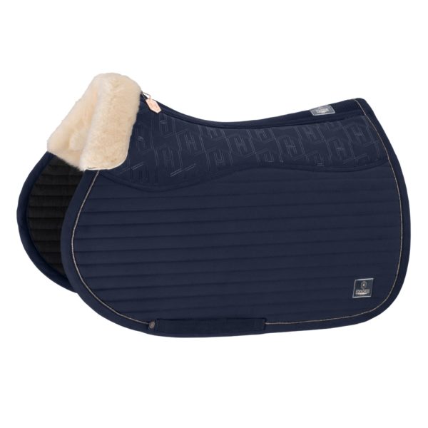 Le tapis de selle Eskadron Héritage Evo-Wool allie durabilité, confort, et élégance, avec une doublure en laine, antidérapant et une circulation d'air optimale.