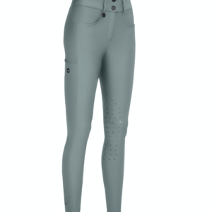 Le pantalon Pikeur Athleisure Amia en couleur Jade est extensible, respirant, avec protection UV, poches pratiques et élégant logo en métal.