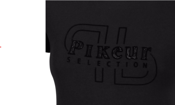 Pikeur Selection t-shirt allie confort et style avec son coton de qualité (95% coton, 5% élasthanne) et son marquage en strass